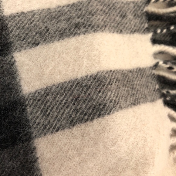 Burberry Classic Cashmere Scarf - Offwhite - Picture 4 of 4